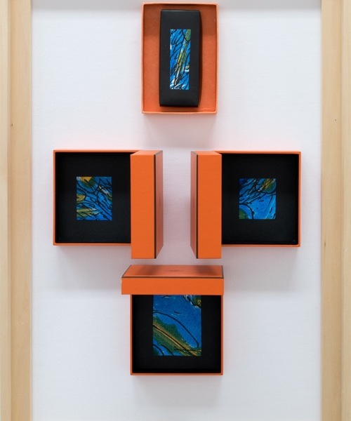 unfolded wings; Zeichnung in Pappkartons auf Malkarton mit Holzrahmen; ca. 43 x 63 x 16 cm (B x H x T); 2015